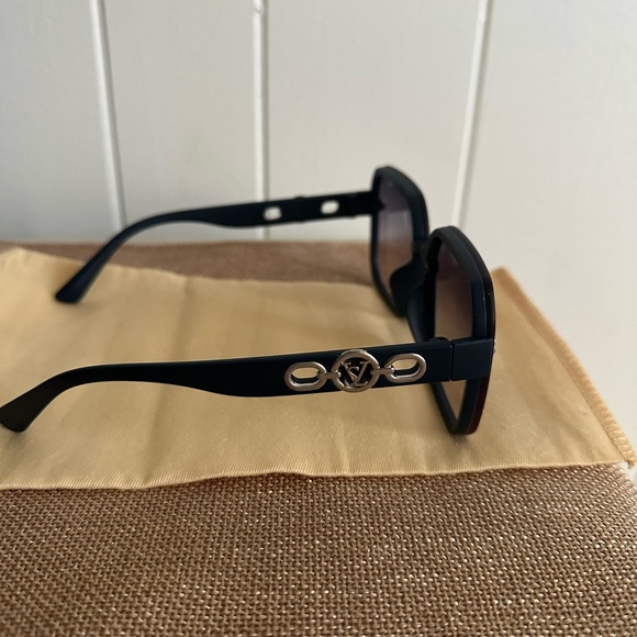 Sunglasses - Picture 6 of 6